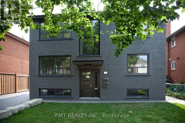 Photo du bâtiment - 34 Robindale Ave