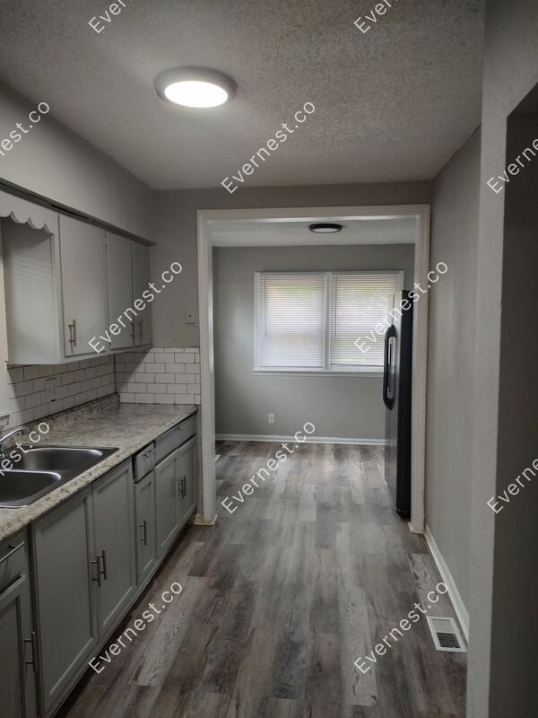 Building Photo - 3118 Chelsea Ave