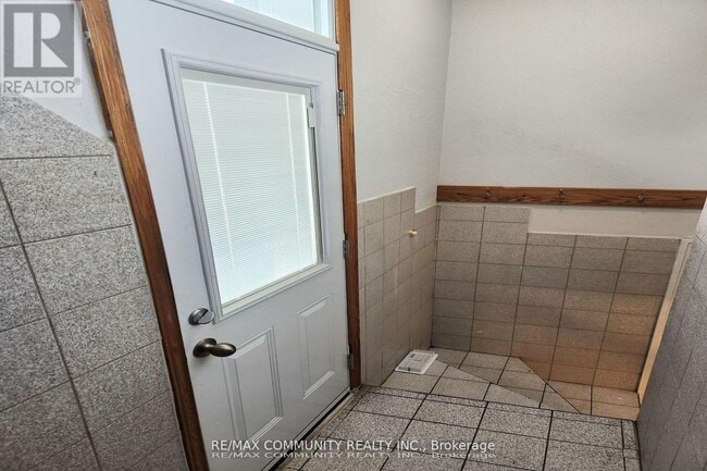 Building Photo - 315 Rossland Rd W