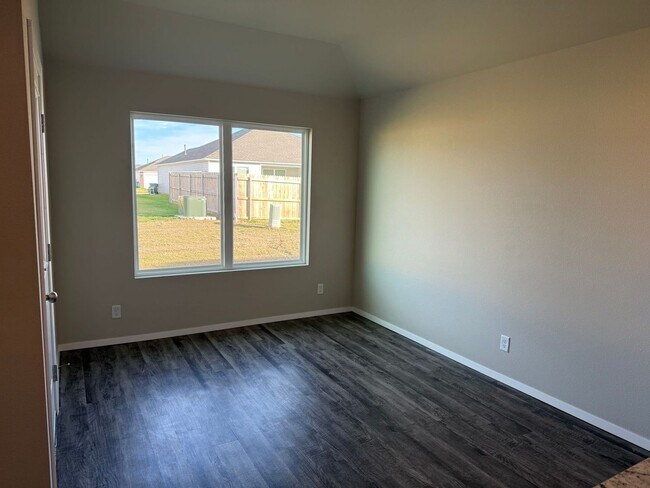 Foto del edificio - Welcome home to your 4 bed, 2 bath home in the desirable area of Broken Arrow, OK.
