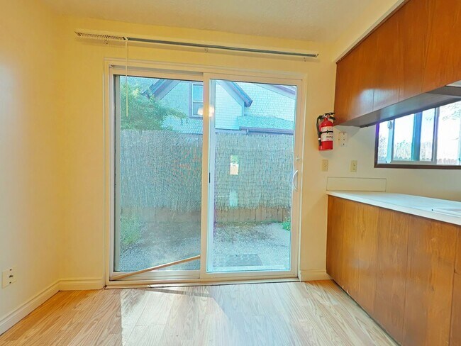 Foto del edificio - 2 Bedroom Duplex ~ Close to Campus