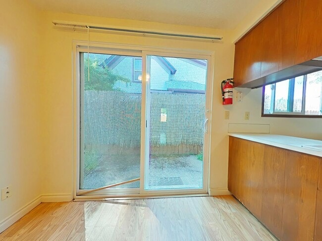 Building Photo - 2 Bedroom Duplex ~ Close to Campus