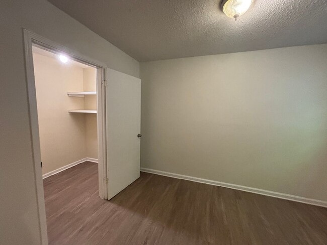 Building Photo - 401 Chateau Dr SE