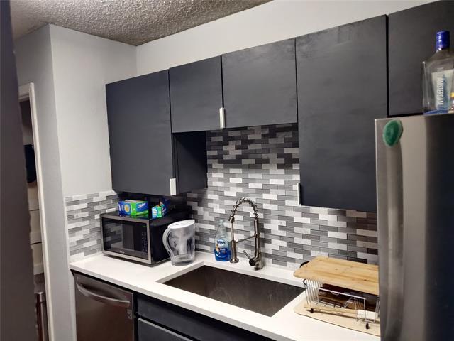 Building Photo - 18333 Roehampton Dr