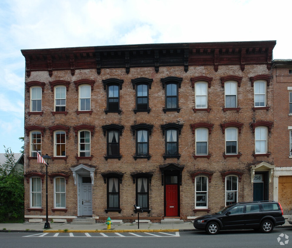 258 Warren St, Hudson, NY 12534 Apartments in Hudson, NY