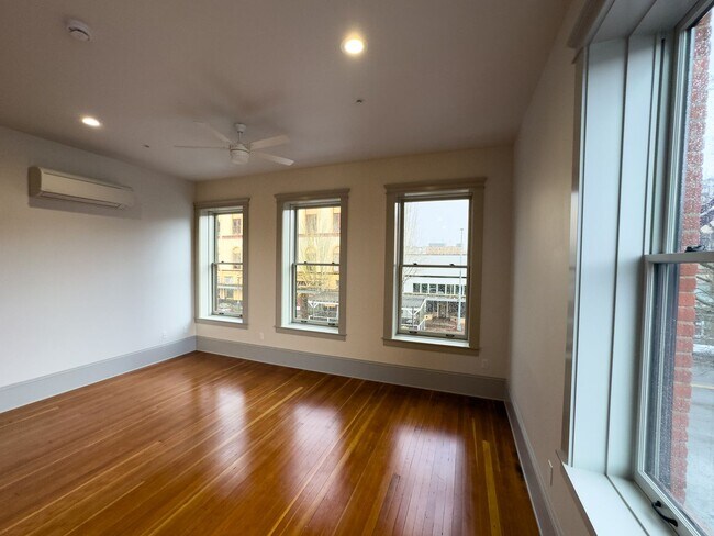 Foto del edificio - WINTER SPECIAL - NEWLY RENOVATED DOWNTOWN SALEM ONE BEDROOM
