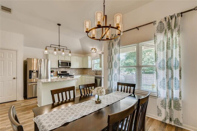 Foto del edificio - 335 Hidden Brook Ln