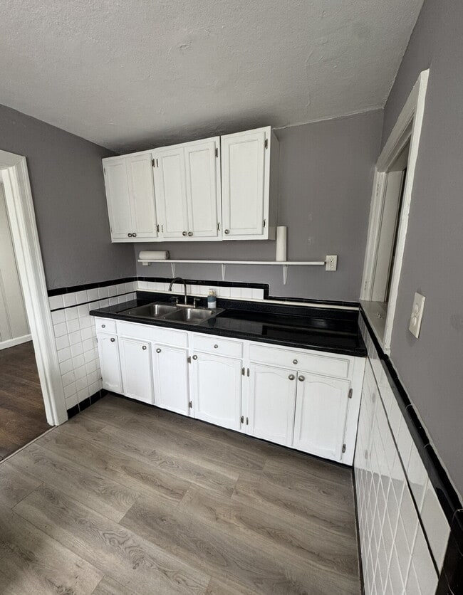 Building Photo - Charming Single-Family Home
