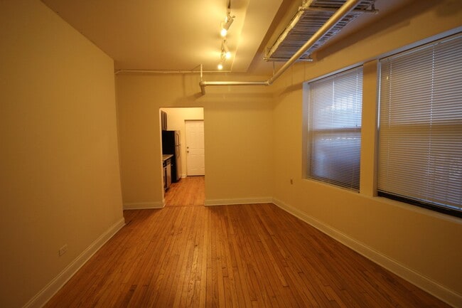 Building Photo - 1634 W North Shore Ave