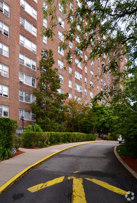 Building Photo - 3611 Henry Hudson Pky