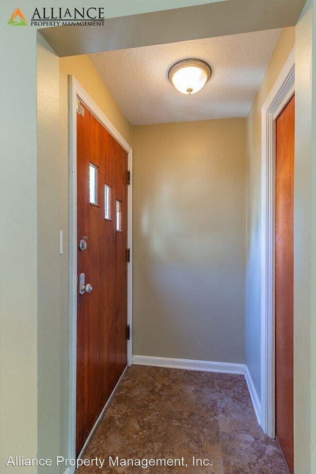 Building Photo - 4 br, 3 bath House - 1120 N. Manhattan Ave.