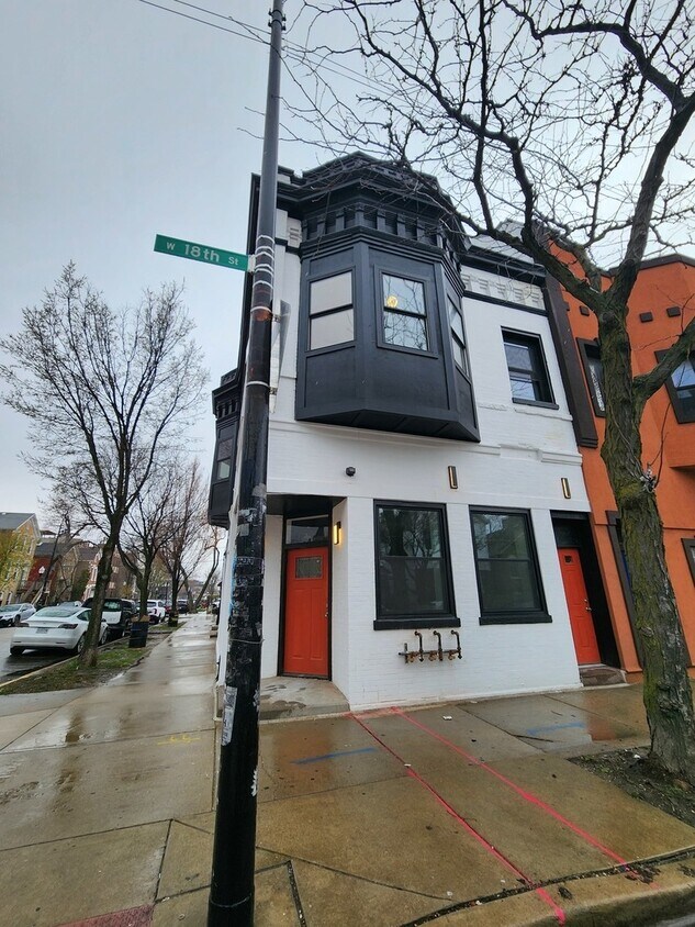 Primary Photo - 952 W 18th St