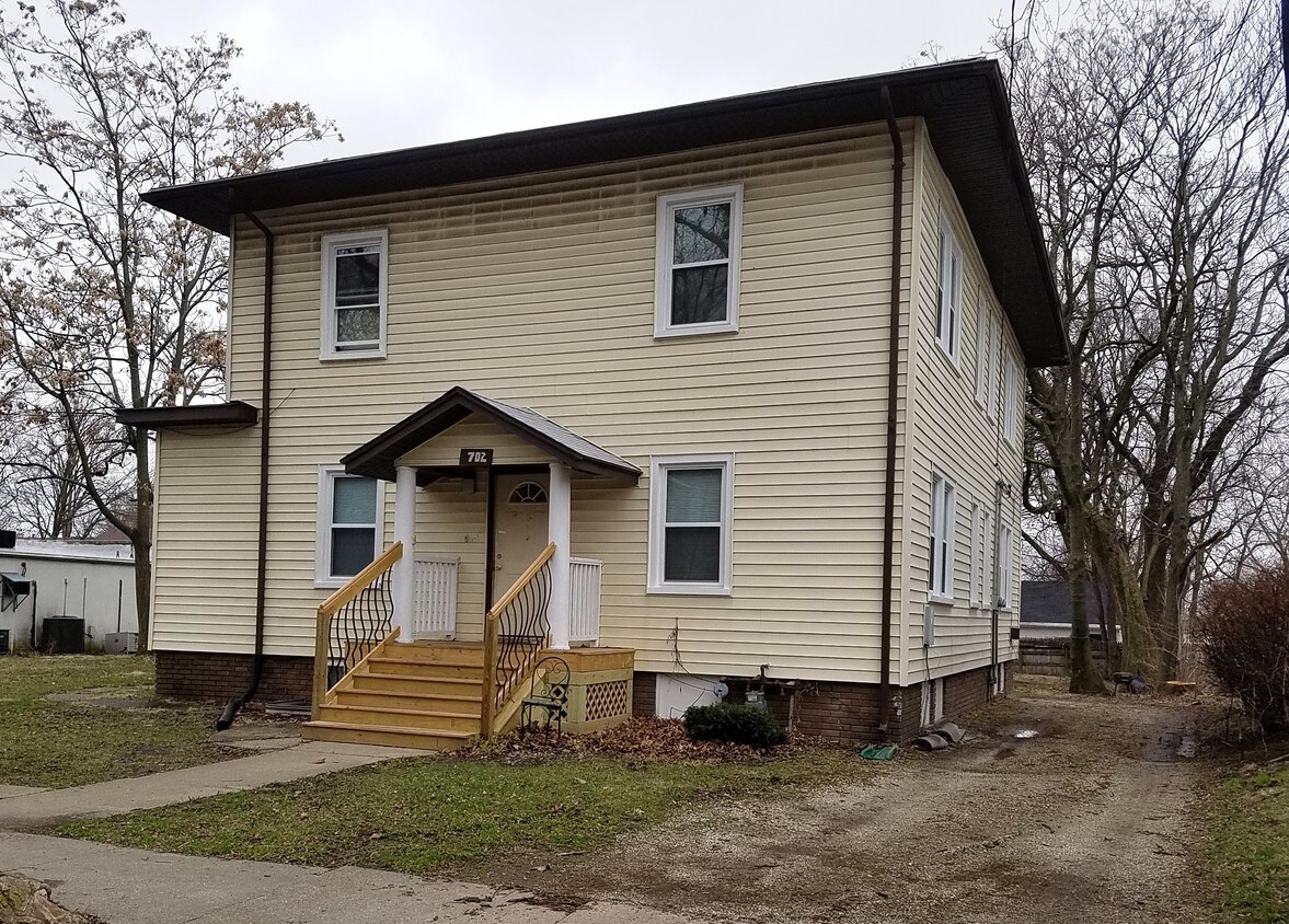 Primary Photo - 702 N Oak St