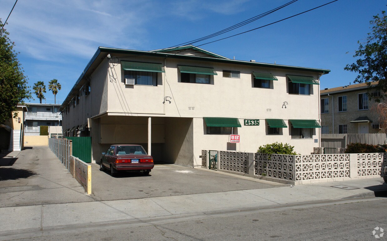 Foto del edificio - 14535 Hartland St