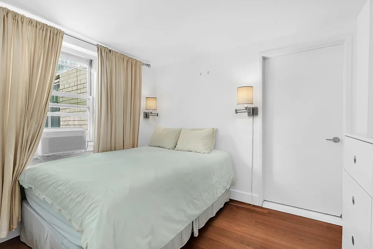 Foto principal - 20 E 9th St