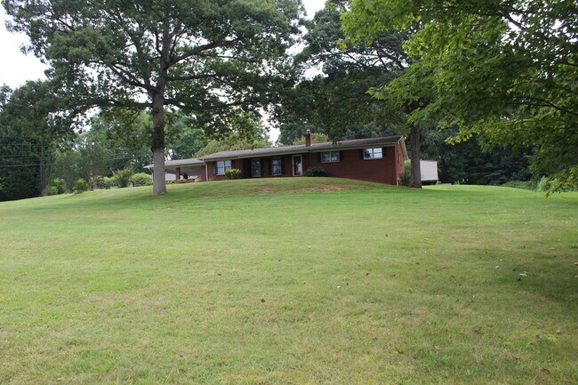Building Photo - 4 bedroom 2 bathroom brick ranch in West A...