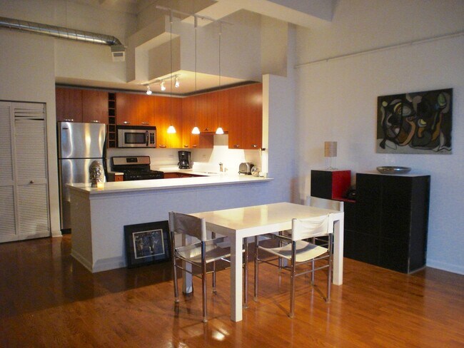 Foto del edificio - 1225 W Morse Ave