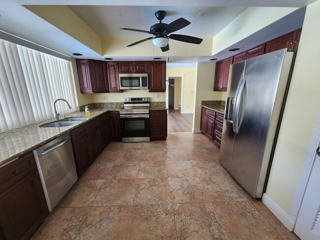 Foto del edificio - 1000 Renmar Dr