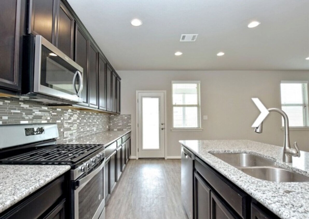 Foto principal - GORGEOUS 4BR 2.5 BATH WITH LOTS OF NEIGHBO...