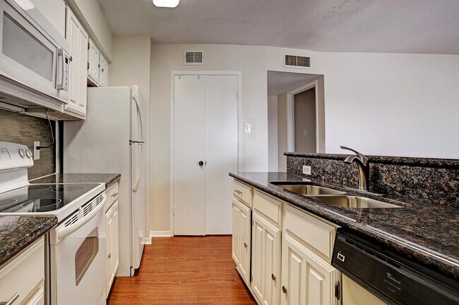 Building Photo - 8020 Braesmain Dr