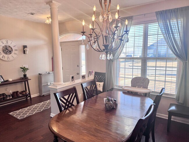 Building Photo - 4 Bedroom 2 Bath in Deer Creek