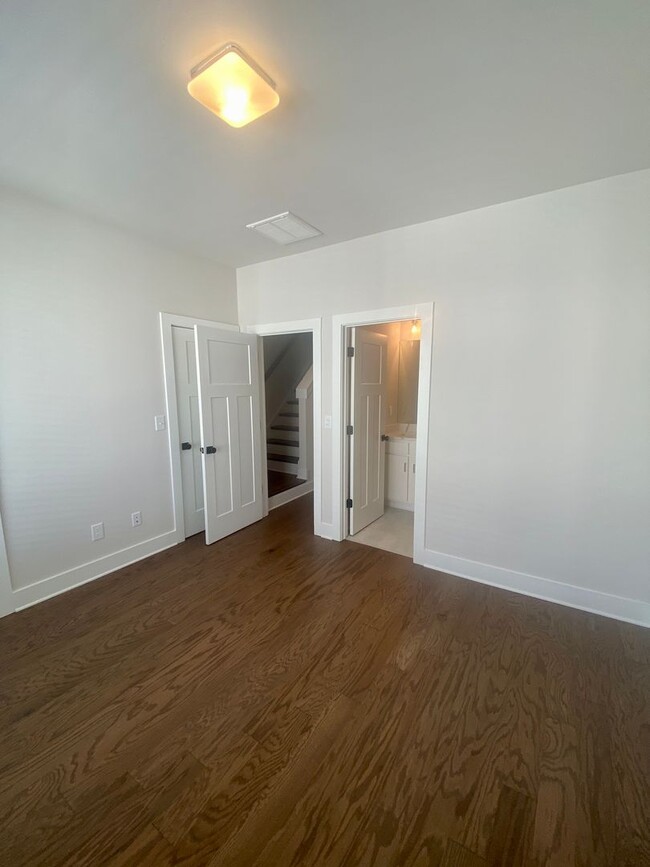 Building Photo - Beautiful 3BR Townhouse with Rooftop Terra...