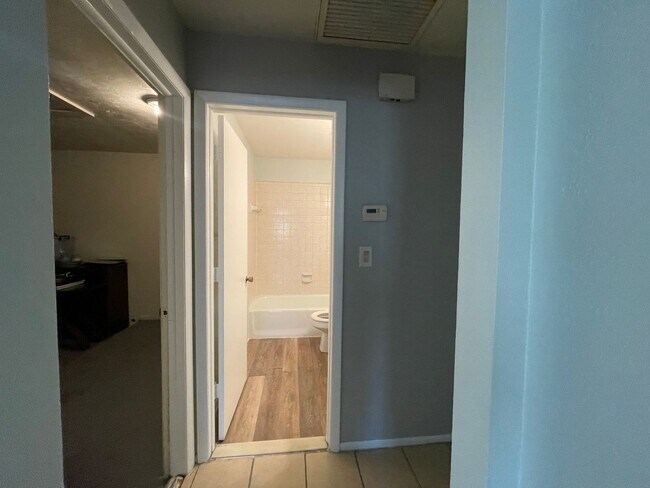 Building Photo - 4832 Manor Ct