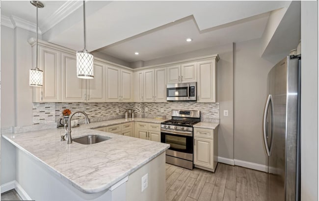4 bed 3.5 bath. Parking! Pets Welcome! - 4 bed 3.5 bath. Parking! Pets Welcome! House