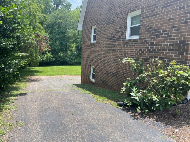 Foto del edificio - Large Poplar Forest House