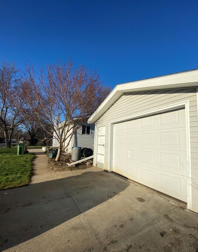Foto del edificio - 4 bed 3 bath home with its own basement suite