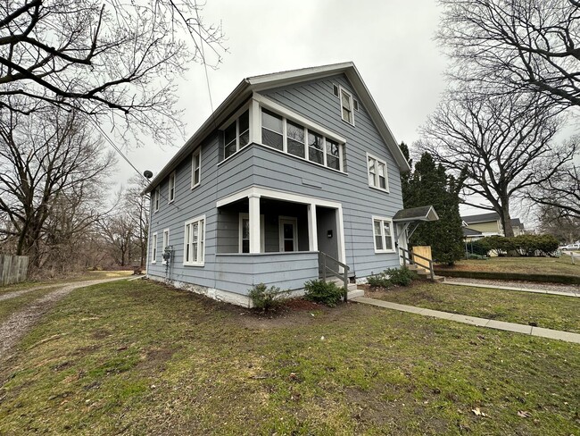 Building Photo - 619-621 Oakhill Ave