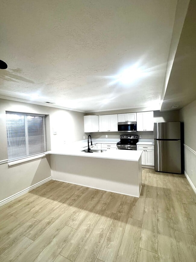 Building Photo - 1598 N 500 W