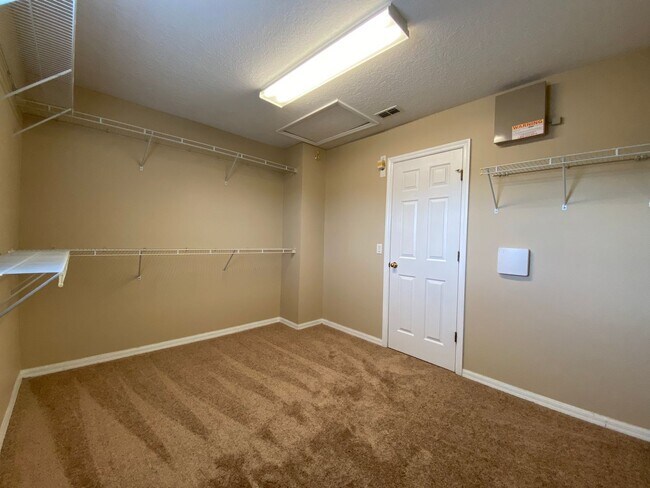 Foto del edificio - Oversized 3 BD / 2.5 BA with Loft