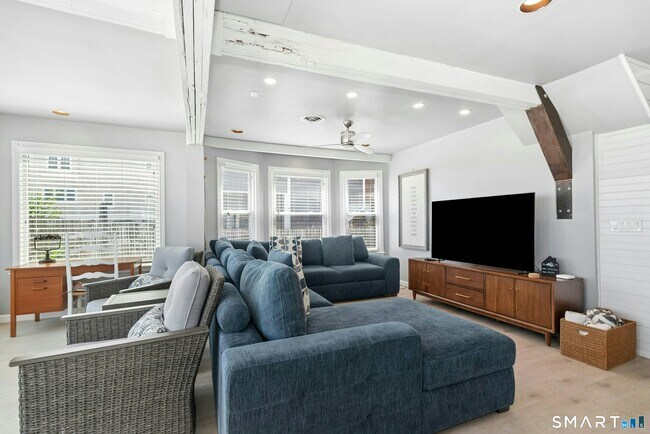 Foto del edificio - 27 Milford Point Rd