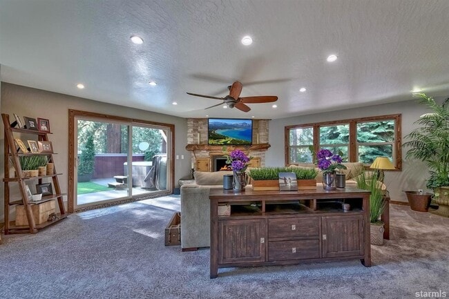Building Photo - Beautiful 4Bd home with a hot tub avail. f...