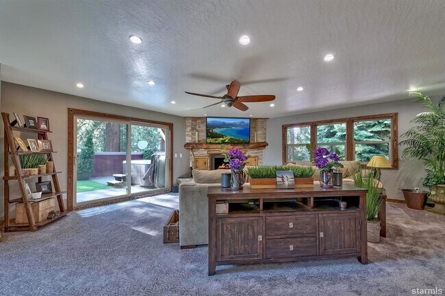Foto del edificio - Beautiful 4Bd home with a hot tub avail. f...