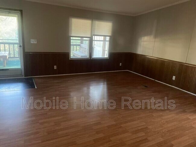 Foto del edificio - 8 Wilderness Rd