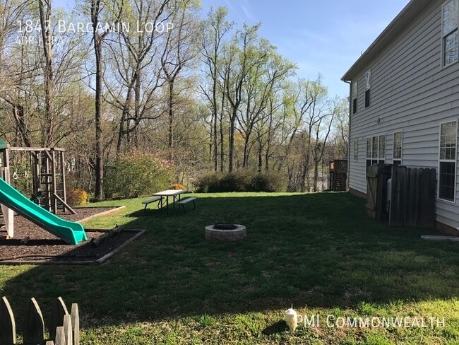 Building Photo - 4 Bed / 2.5 Bath Single Family (Available ...