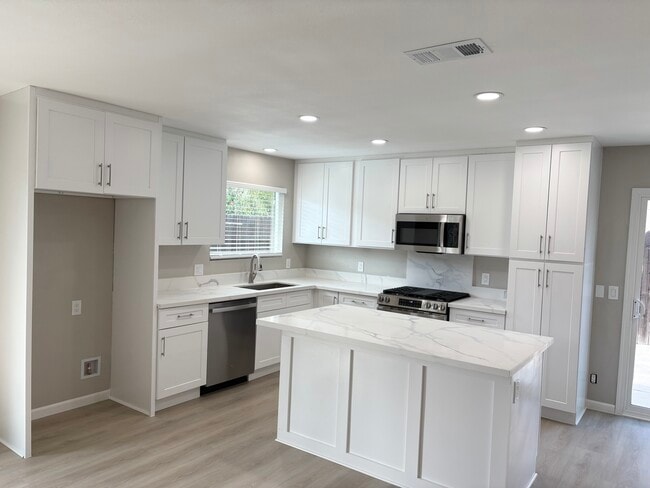 Foto del edificio - 3571 Lake Crest Dr