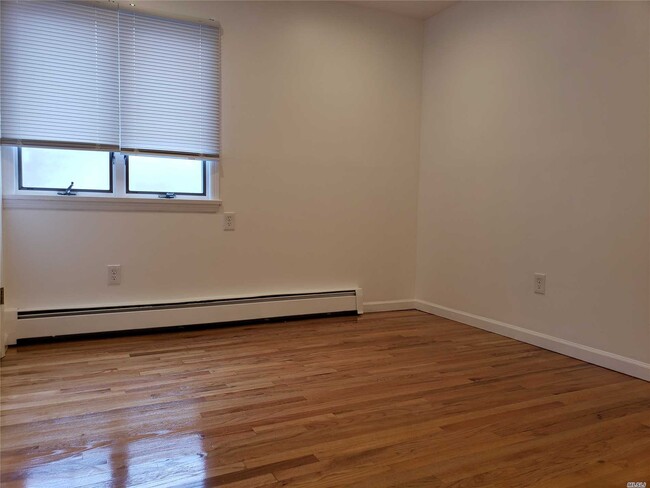 Foto del edificio - 56-45-56136 136th St