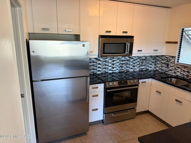 Building Photo - 5751 N Kolb Rd