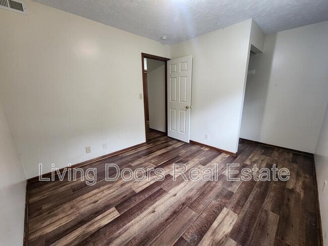 Building Photo - 1520 David Dr