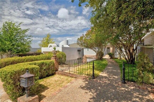 Foto del edificio - 4810 Twin Valley Dr