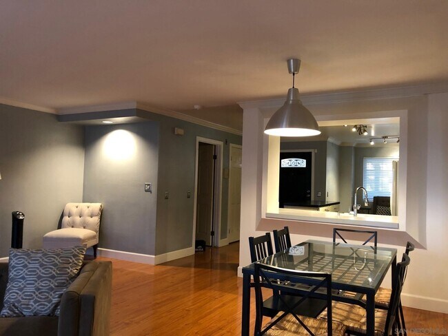 Building Photo - 8880 Villa La Jolla Dr