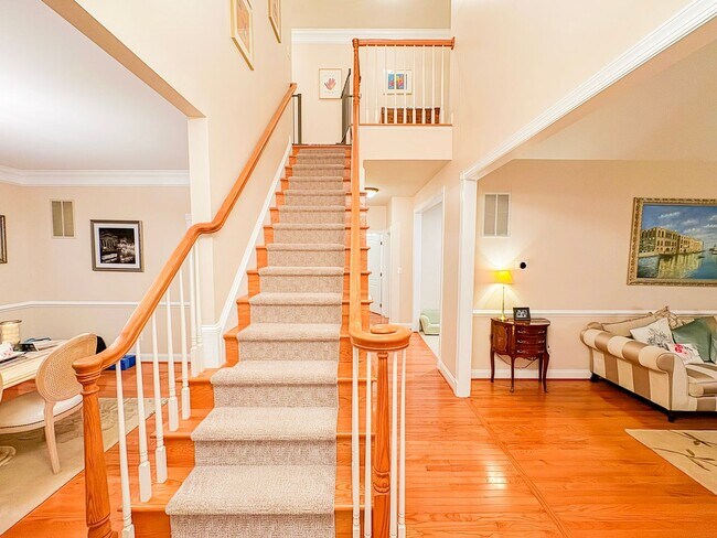 Foto del edificio - Lavish 4 Bed 3.5 Bath Home With Sunroom & Large Recreation Room In Desired South Riding