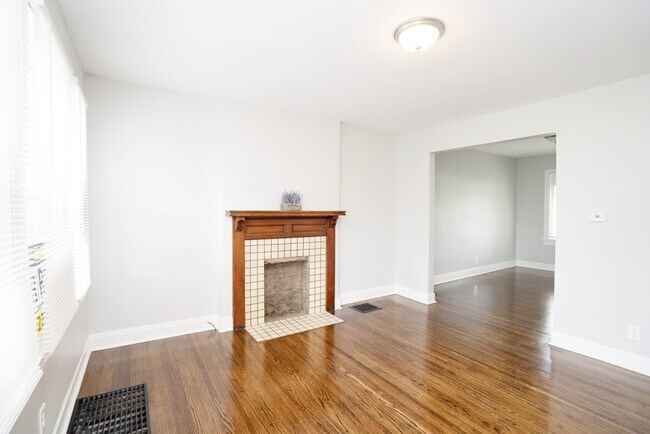 Building Photo - 438 Columbian Ave