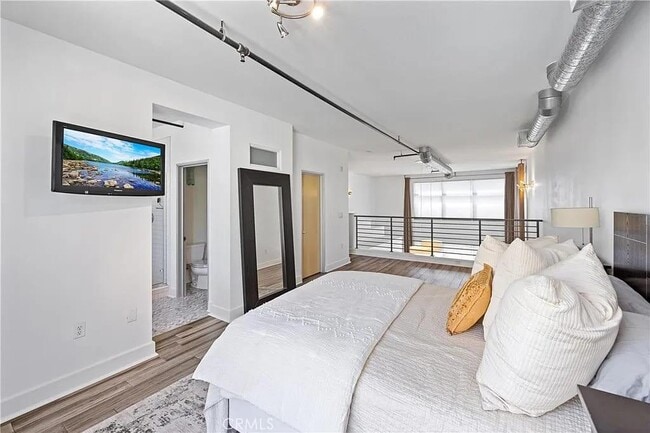 Building Photo - 919 E Santa Ana Blvd