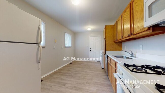 Building Photo - 189 High St - Nicely Updated Pontiac 2Bed/...