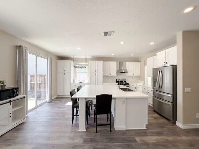 Foto del edificio - IMPRESSIVE 6 BEDROOM, POOL + CUL-DE-SAC HO...
