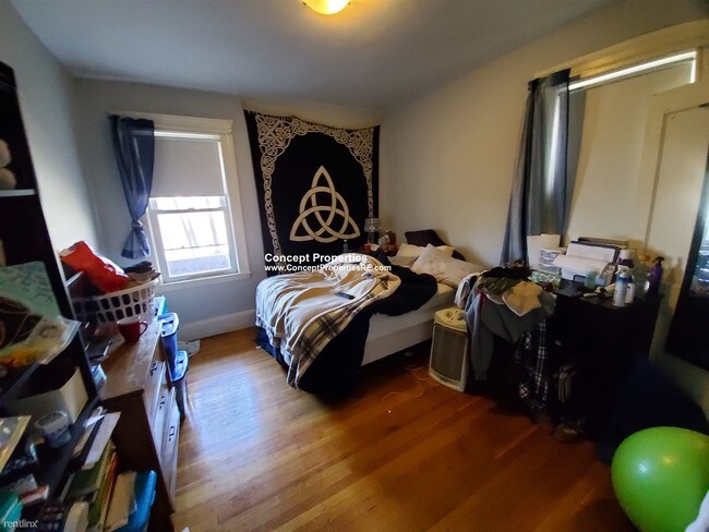 Building Photo - 4 br, 1 bath  - 8 Belmont St